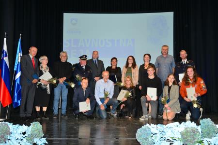 Prejemniki nagrad, priznanj, zahval in zlatega kipca Simona Gregorčiča v družbi župana Marka Matajurca in podpredsednice komije za nagrade in priznanja Mateje Urbančič. 